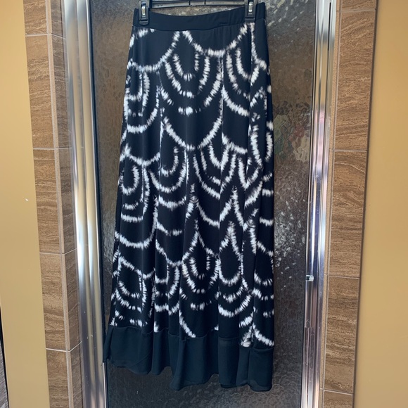 NY Collection Dresses & Skirts - Xs flirty black and white maxi skirt